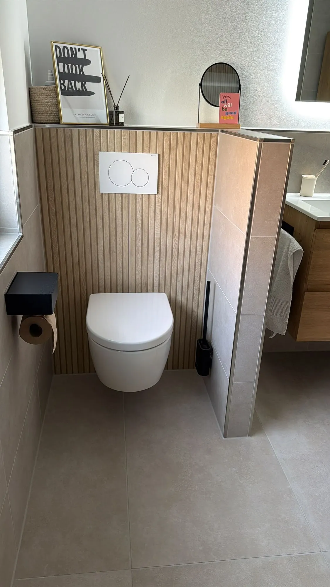 WC-Bereich mit Rillenfliesen und durchgehendem Bodenbelag