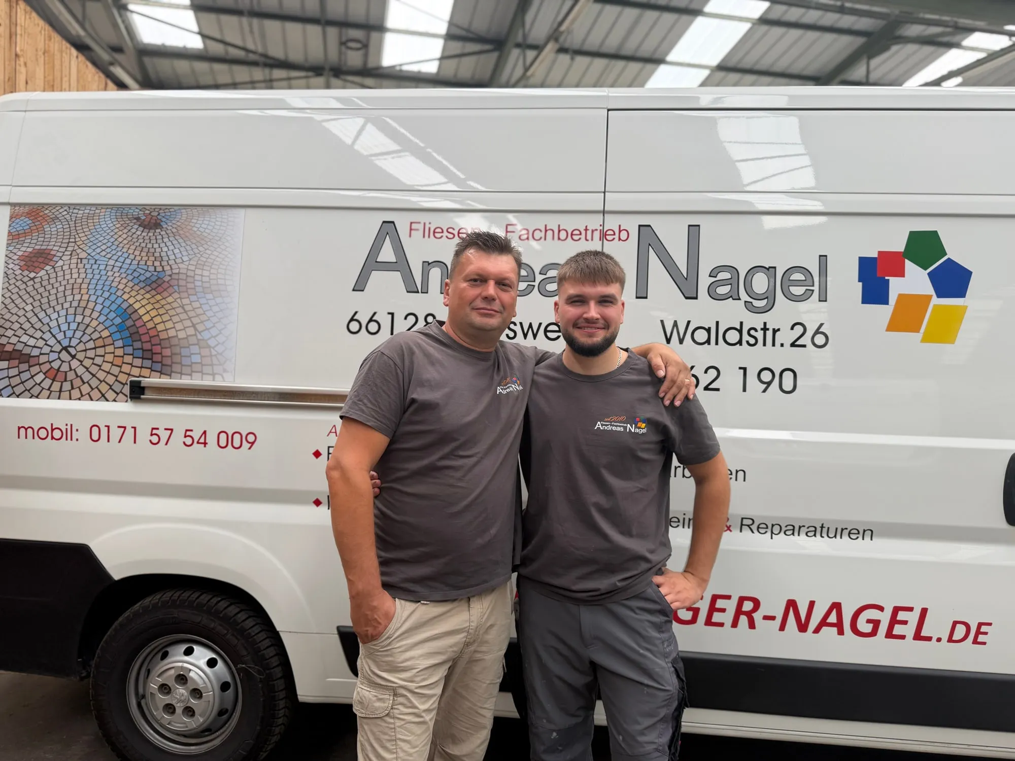 Andreas Nagel und sein Sohn vor dem Firmenwagen