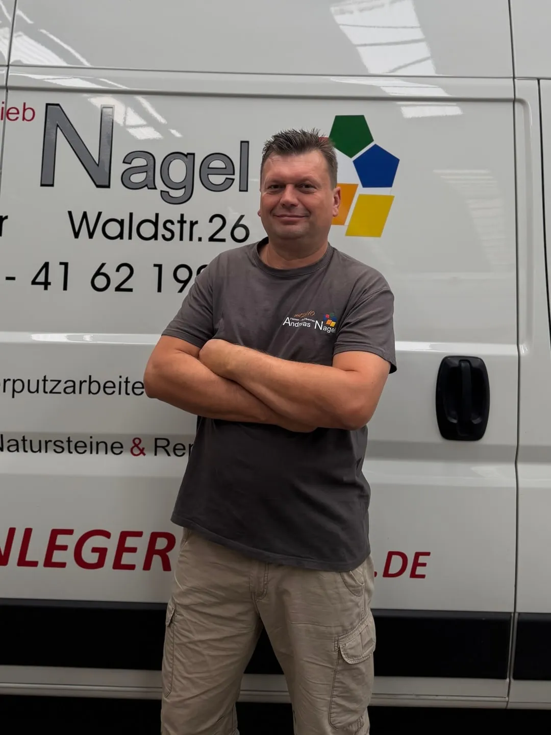 Andreas Nagel vor seinem Firmenwagen