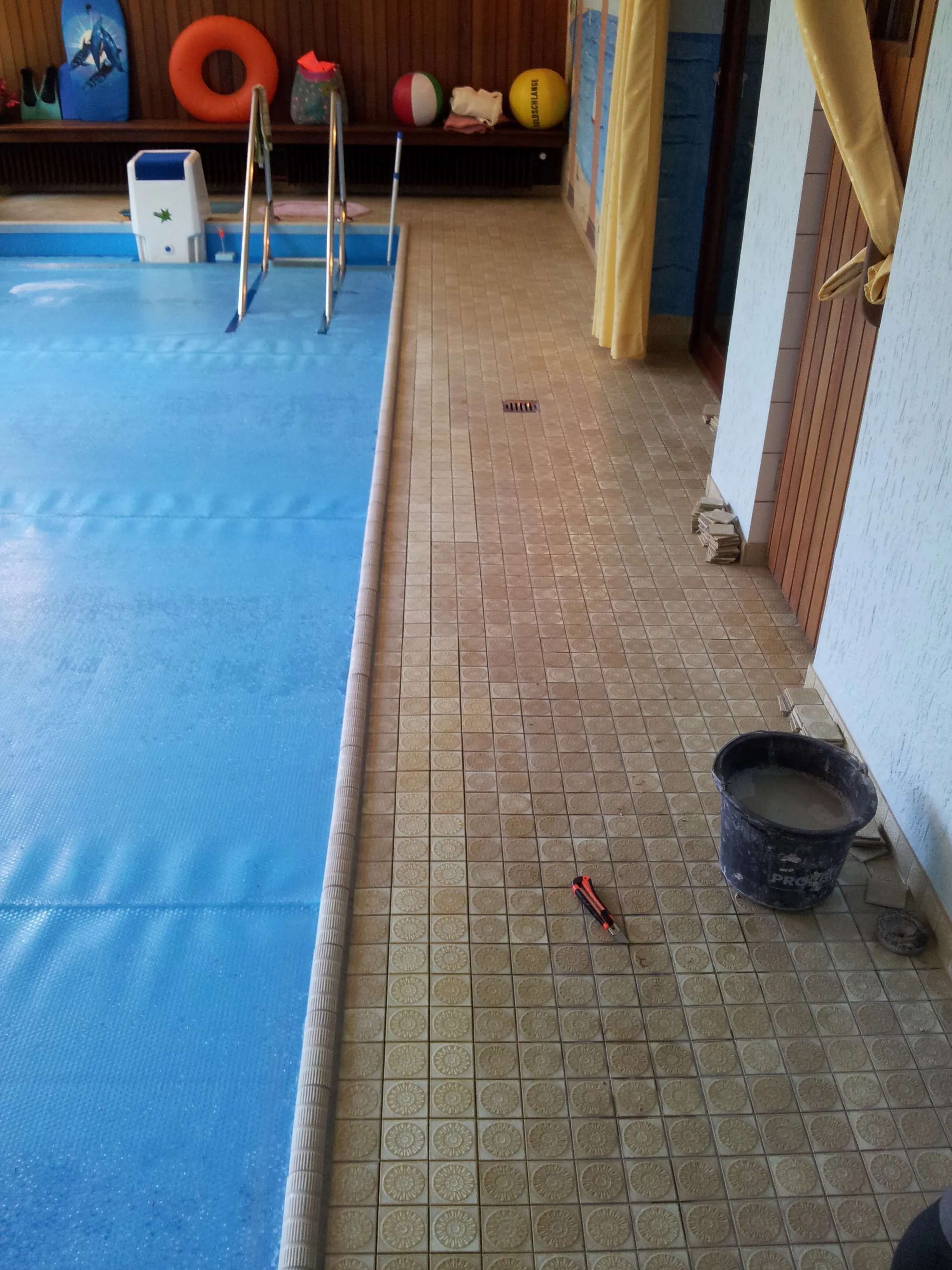 Beckenumrandung eines Schwimmbads mit rutschhemmenden Fliesen