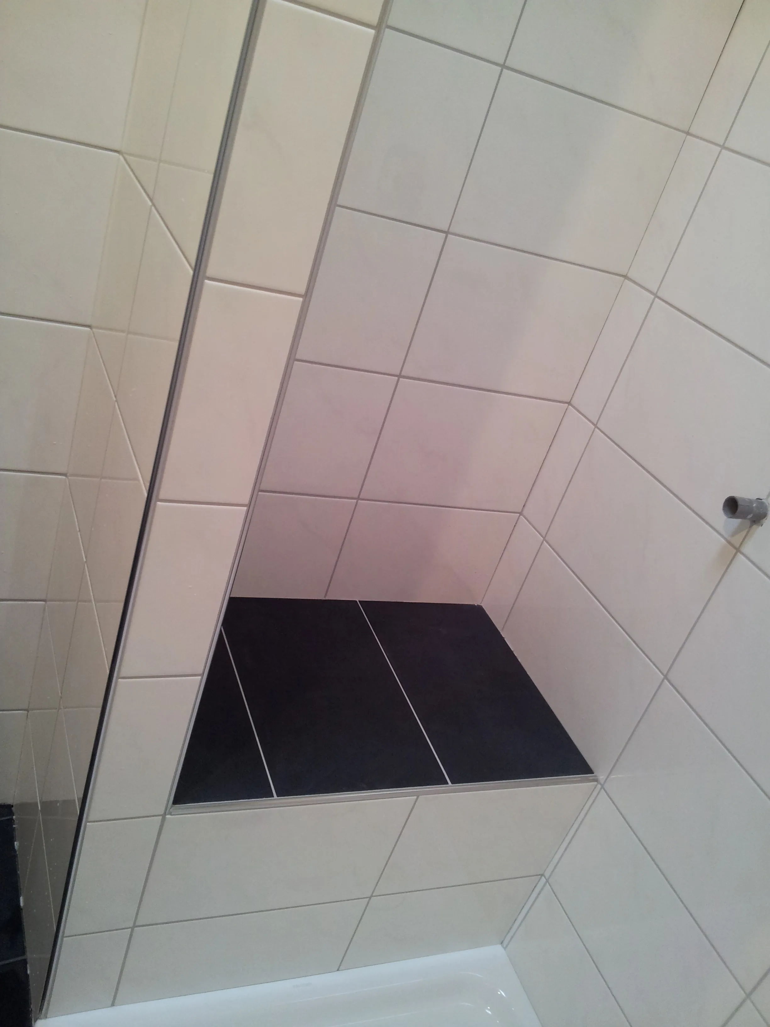 Barrierefreie Dusche mit niedriger, bodengleicher Duschtasse ohne Stolperkante