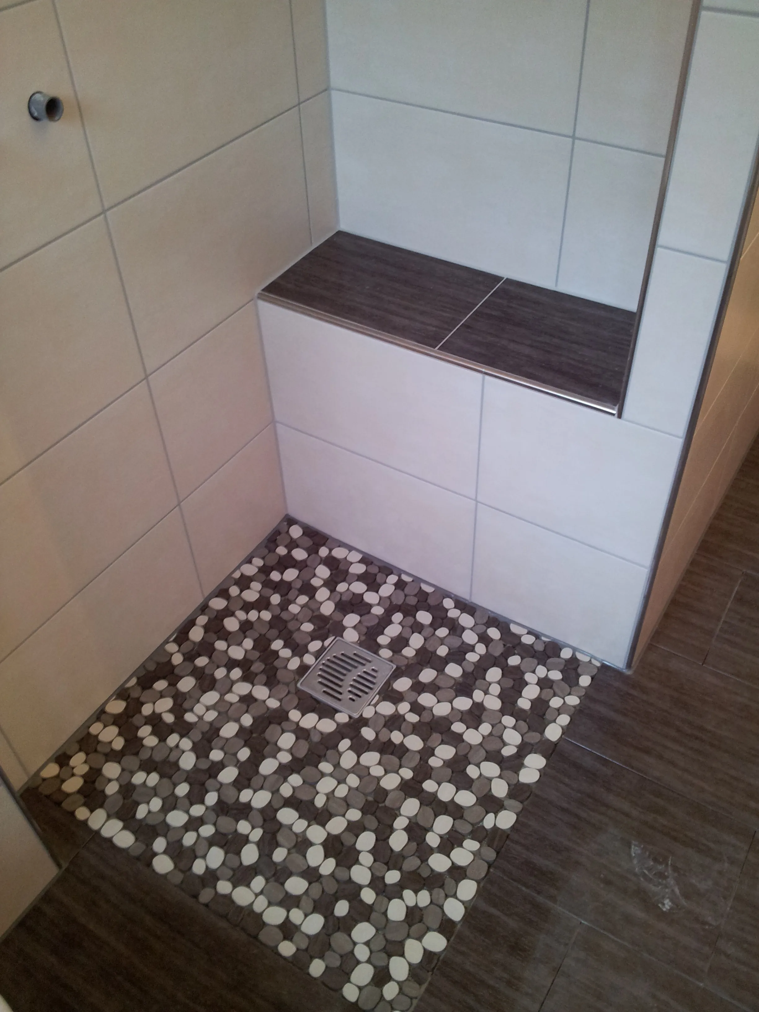 Bodengleiche, barrierefreie Dusche mit feinem Mosaikboden für sicheren Halt