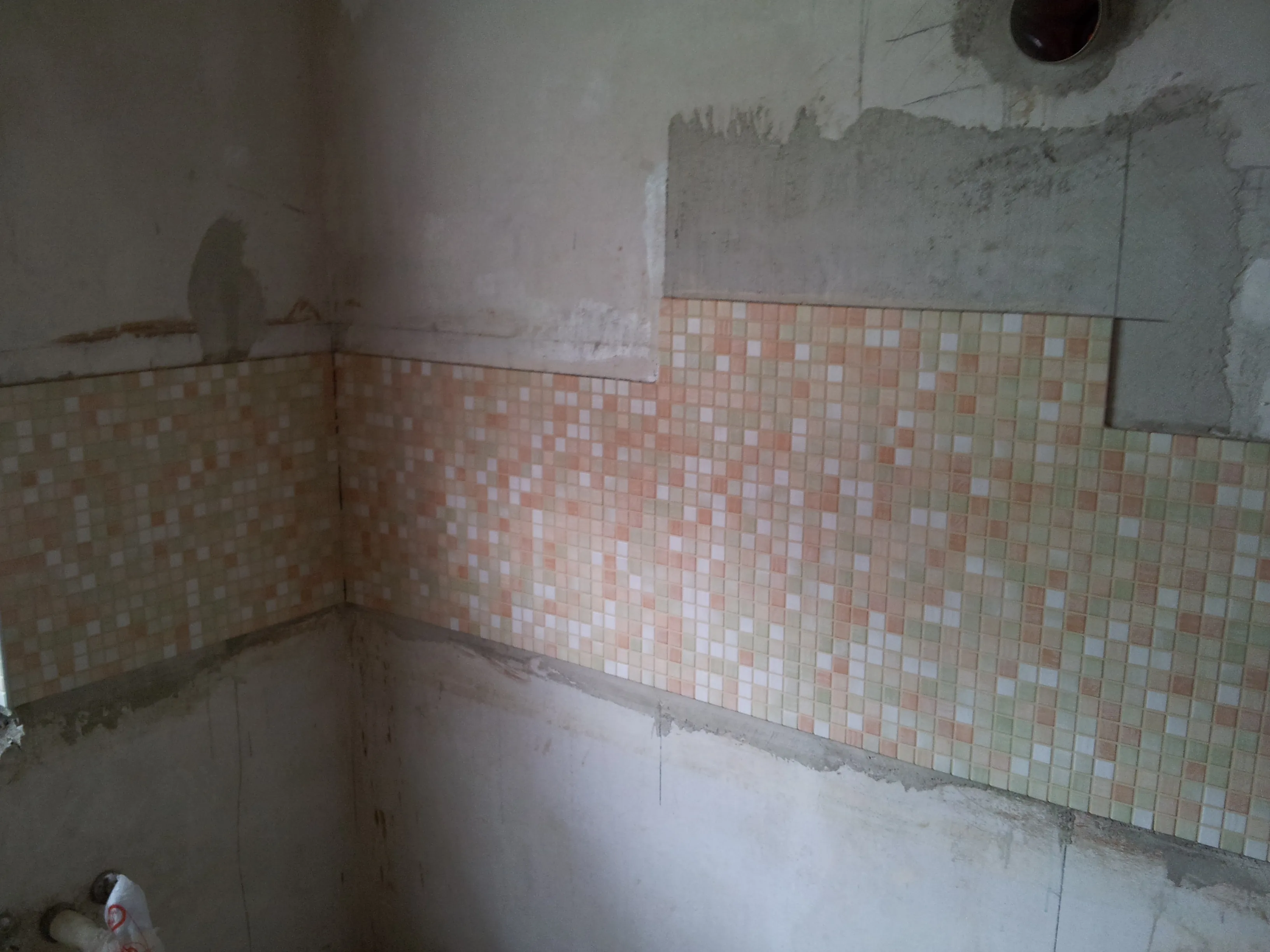 Wand mit kunstvoll verlegtem Mosaik als farbiger Blickfang