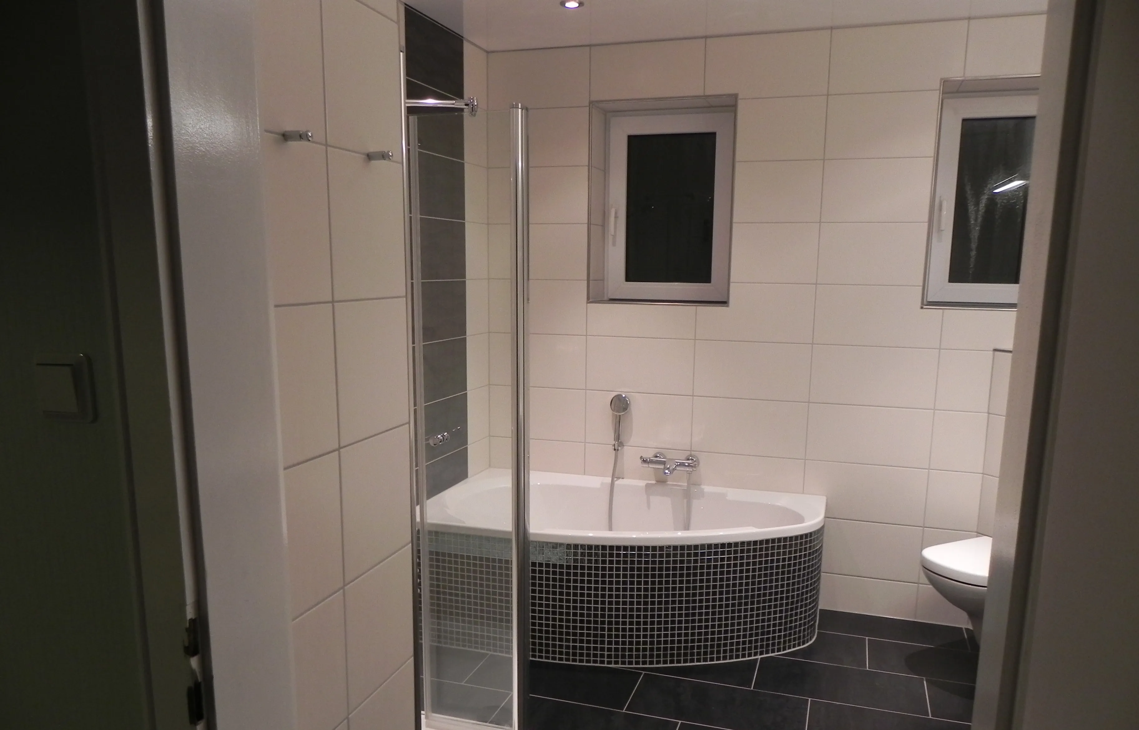 Modernes Bad mit Mosaikfliesen als Akzent in der Dusche